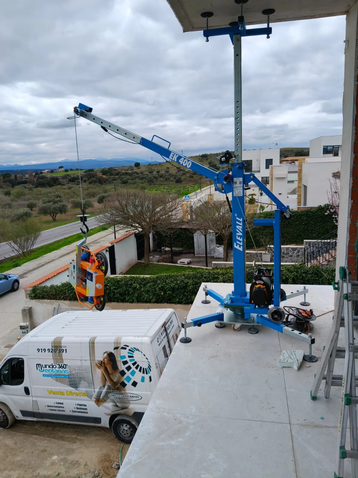 Grúa Elevall LK 400 desplegada para izado del cristal